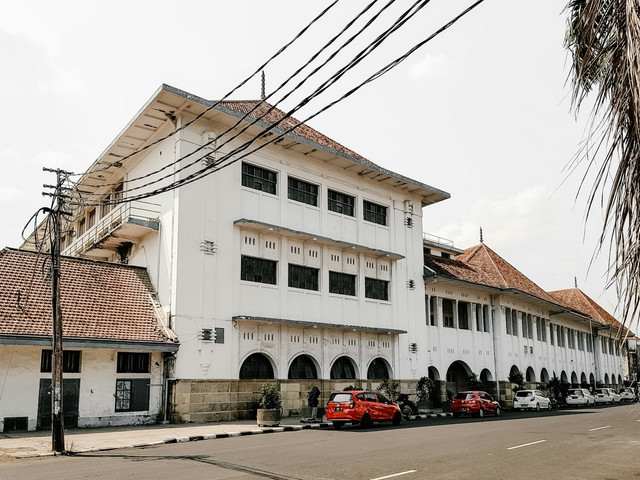 Sejarah Gedung British American Tobacco (BAT). Foto Gedung British American Tobacco, Cirebon. Sumber: Unsplash/Ervan Sugiana.