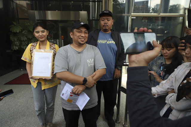 Koalisi Masyarakat Sipil Antikorupsi melaporkan dugaan tindak pidana korupsi dalam penyelenggaraan orientasi Kepala Daerah di Gedung Merah Putih KPK, Jakarta, Jumat (28/2/2025). Foto: Iqbal Firdaus/kumparan