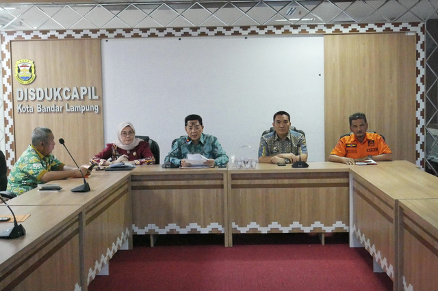 Asisten I Kota Bandar Lampung, Sukarma Wijaya bersama dengan sejumlah OPD saat menyampaikan hasil evaluasi penanganan banjir | Foto : Eka Febriani / Lampung Geh