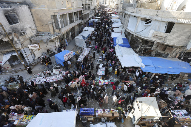 Sejumlah pedagang menawarkan dagangannya kepada pembeli saat pasar Ramadan di Khan Younis, Gaza Selatan, Kamis (27/2/2025). Foto: Ramadan Abed/REUTERS