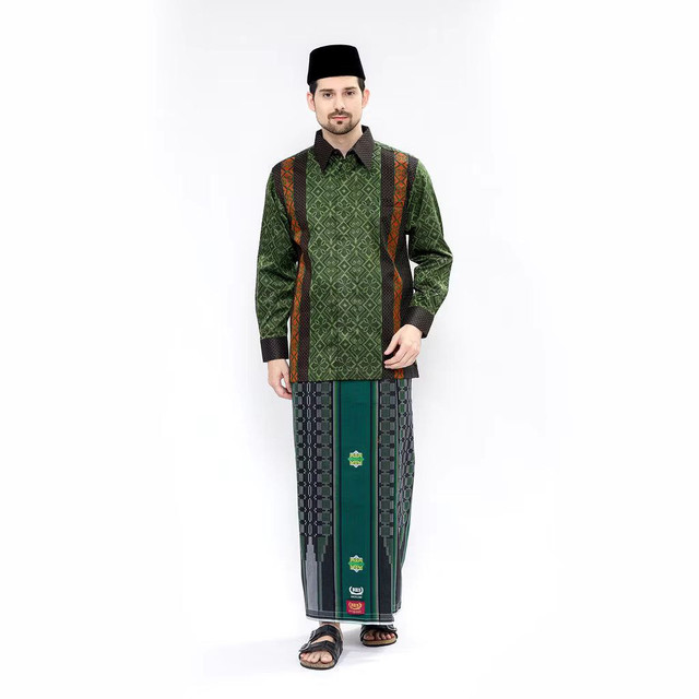 sarung termahal di indonesia. Sarung BHS Excellent Gold Motif E52 SGB Hitam Hijau. Sumber: Platform Shopee/@Sarung BHS Official Shop