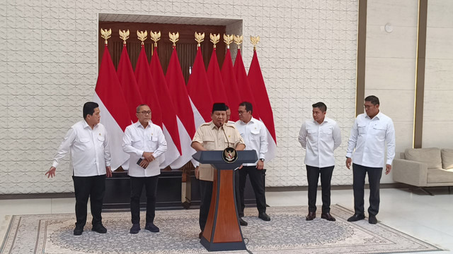 Presiden Prabowo Subianto menyampaikan keterangan pers saat tiba setelah menghadiri retreat kepala daerah di pangkalan udara Halim Perdanakusuma, Jakarta Timur, Jumat (28/2/2025).  Foto: Zamachsyari/kumparan