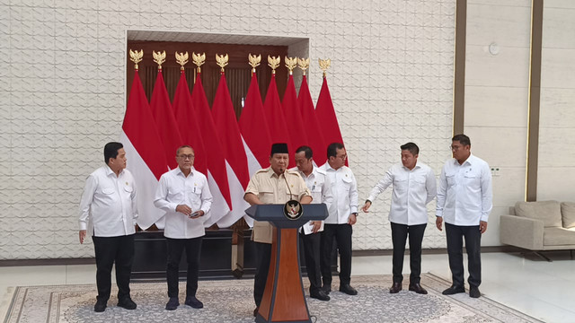 Presiden Prabowo Subianto menyampaikan keterangan pers saat tiba setelah menghadiri retreat kepala daerah di pangkalan udara Halim Perdanakusuma, Jakarta Timur, Jumat (28/2/2025).  Foto: Zamachsyari/kumparan