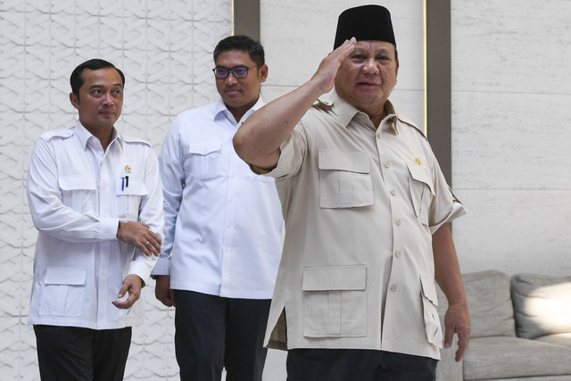 Presiden Prabowo Subianto memberi hormat di dampingi Menteri Sekertaris Negara Prasetyo Hadi dan Wakil Menteri Pertanian Sudaryono (kedua kiri) usai memberikan keterangan pers di Pangkalan TNI AU Halim Perdanakusama, Jakarta, Jumat (28/2/2025). Foto: Galih Pradipta/ANTARA FOTO