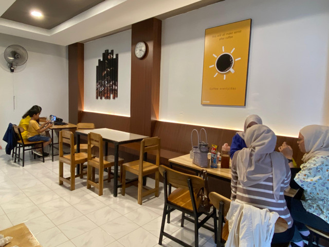 Pengunjung saat sedang menikmati kopi di Coffee Shop Bandaria. Foto: Yulia Ramadhiyanti/Hi!Pontianak