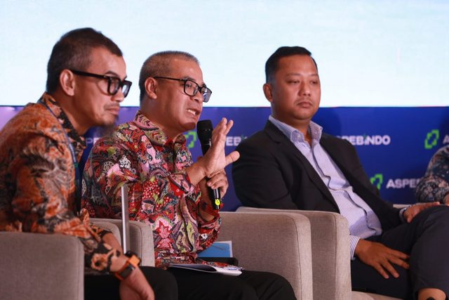 Vice President Upstream Business Planning & Portfolio Management PT Pertamina Hulu Energi (PHE), Asep Samsul Arifin (tengah) saat menjadi pembicara pada Energy Outlook 2025 di Park Hyatt Jakarta pada Kamis (27/2/2025). Foto: Dok. Pertamina