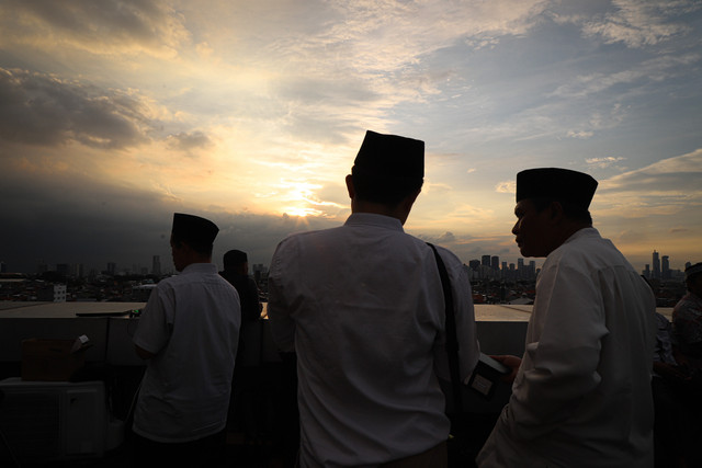 Anggota tim Hisab Rukyat Kemenag DKI Jakarta memantau hilal di Gedung Kanwil Kemenag DKI Jakarta, Jakarta Timur, Jumat (28/2/2025). Foto: Iqbal Firdaus/kumparan