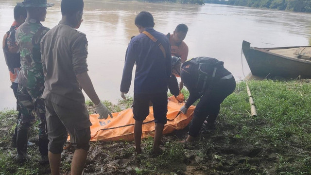 Tim SAR Gabungan saat mengevakuasi mayat yang ditemukan di aliran Sungai Bengawan Solo turut wilayah, Desa Sumberarum, Kecamatan Ngraho, Kabupaten Bojonegoro, Jawa Timur. Jumat (28/02/2025). (Aset: Istimewa)