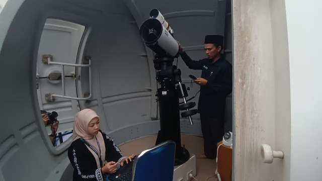 Pemantauan Hilal di Observatorium Al-Biruni Fakultas Syariah Unisba, Jl. Tamansari No.20, Tamansari, Bandung, Jumat (28/2). Foto: Robby Bouceu/kumparan