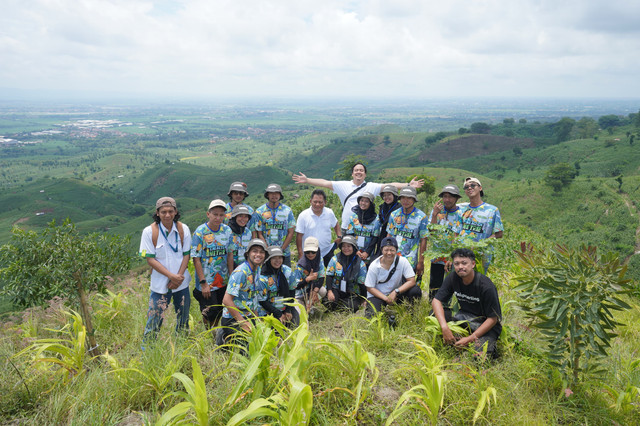 Gerakan One Action One Tree atau penanaman pohon di Perbukitan Patiayam, Kudus, Jawa Tengah. Foto: Dok. Bakti Lingkungan Djarum Foundation