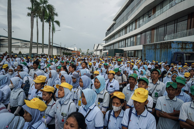 Buruh dan karyawan mendengarkan pidato dari direksi perusahaan di Pabrik Sri Rejeki Isman Tbk (Sritex) di Sukoharjo, Jawa Tengah, Jumat (28/2/2025). Foto: ANTARA FOTO/Mohammad Ayudha