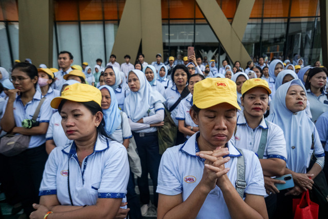 Buruh dan karyawan mendengarkan pidato dari direksi perusahaan di Pabrik Sri Rejeki Isman Tbk (Sritex) di Sukoharjo, Jawa Tengah, Jumat (28/2/2025).  Foto: ANTARA FOTO/Mohammad Ayudha