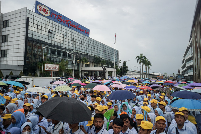 Buruh dan karyawan mendengarkan pidato dari direksi perusahaan di Pabrik Sri Rejeki Isman Tbk (Sritex) di Sukoharjo, Jawa Tengah, Jumat (28/2/2025). Foto: ANTARA FOTO/Mohammad Ayudha