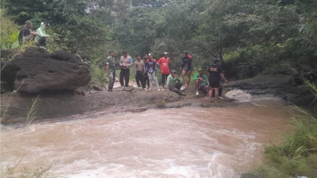 Petugas saat lakukan pencarian korban tenggelam di Dusun Gendongan, Desa Sekar, Kecamatan Sekar, Kabupaten Bojonegoro, Jawa Timur. Jumat (28/02/2025) (Aset: Istimewa)