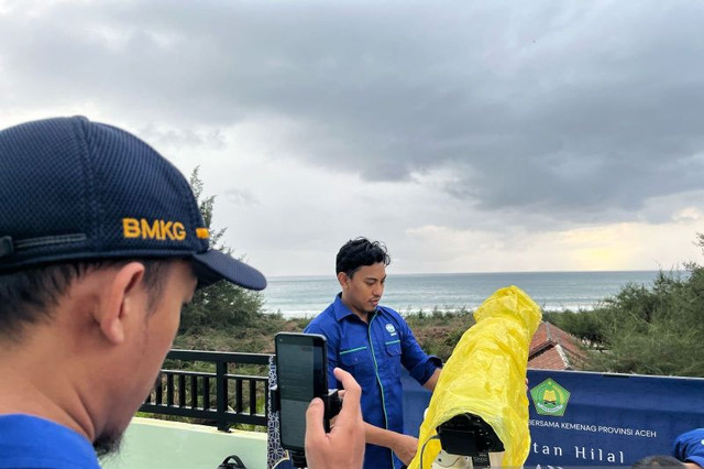 Tim Badan Meteorologi Klimatologi dan Geofisika (BMKG) Aceh sedang memantau hilal di Observatorium, Tgk Chik Kuta Karang, Lhoknga, Aceh Besar, Aceh, Jumat (28/2/2025). Foto: ANTARA/Nurul Hasanah