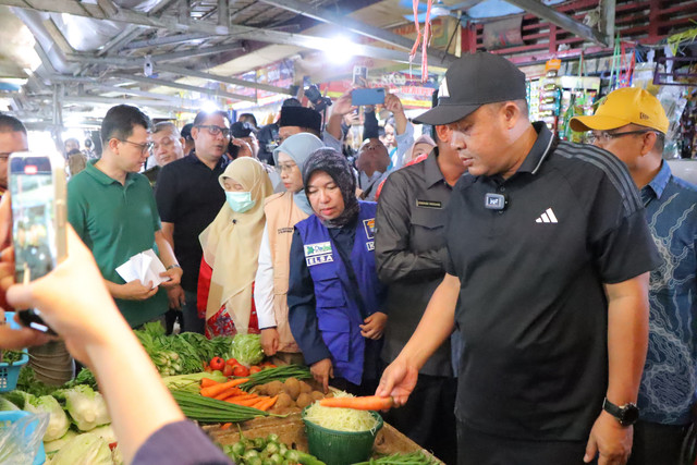 Sekda saat meninjau harga sembako di Pasar Padang Selasa Palembang/ist. 