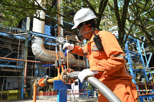 Proses pengecekan tekanan green ammonia saat dihubungkan ke PLTU Banten 2 Labuan untuk memastikan kesesuaiannya dengan kebutuhan sistem. Foto: PLN IP