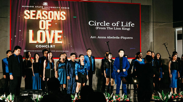 Paduan Suara Manado State University Choir (MSUC) saat menggelar konser Seasons of Love di Kota Manado, Sulawesi Utara.