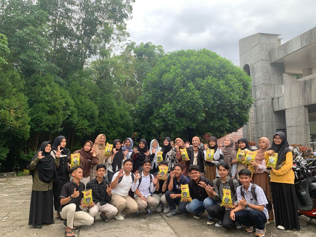 Street Feeding di Universitas Andalas (Sumber: dok.pribadi)