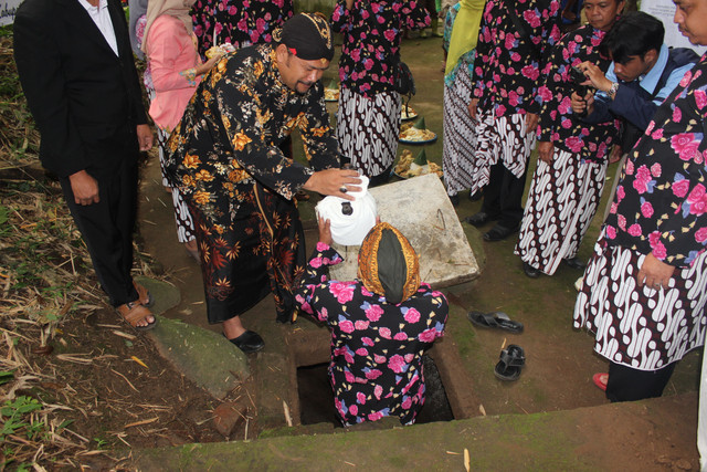 Pengambilan Air Suci oleh Kepala Desa Kebondalem. Foto: KKN MIT-19 Posko 6