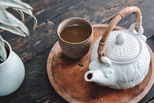 Ilustrasi Tips minum teh hijua. Foto: Unsplash/Content Pixie