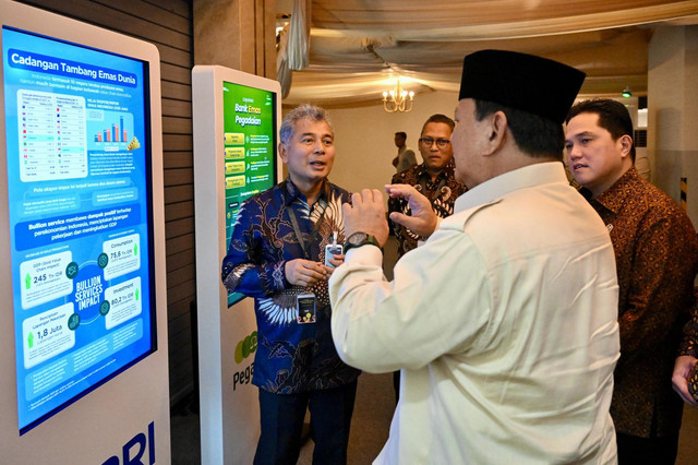 Direktur Utama BRI, Sunarso mendampingi Presiden Prabowo Subianto dalam peresmian Layanan Bank Emas Pegadaian di The Gade Tower, Jakarta, pada Rabu (26/2). Foto: Dok. BRI