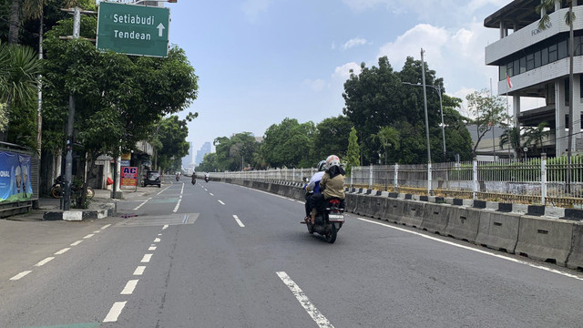 Pengendara sepeda motor melintas saat hari pertama bulan Ramadan di Jalan Mampang, Jakarta, Sabtu (1/3/2025). Foto: Luthfi Humam/kumparan