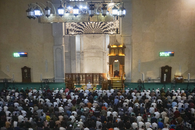 Umat Muslim melaksanakan shalat tarawih pertama Ramadhan 1446 Hijriah di Masjid Madinatul Iman, Balikpapan Islamic Center (BIC), Kalimantan Timur, Jumat (28/2/2025). Foto: Aditya Nugroho/ANTARA FOTO