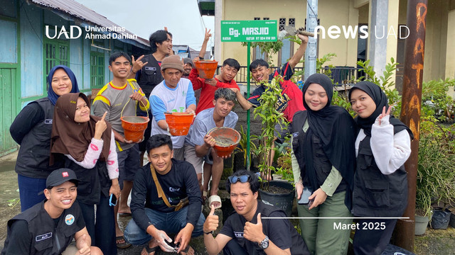 Pemasangan Plang Nama Oleh KKN UAD Bersama Warga Dusun Ratan (Foto KKN UAD)