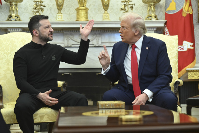 Presiden Amerika Serikat Donald Trump berbincang dengan Presiden Ukraina Volodymyr Zelensky saat melakukan pertemuan kenegaraan di Gedung Putih, Washington DC, Amerika Serikat, Jumat (28/2/2025). Foto: Saul Loeb/AFP