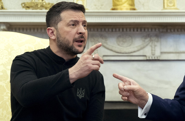 Presiden Ukraina Volodymyr Zelensky berbincang dengan Presiden Amerika Serikat Donald Trump saat melakukan pertemuan kenegaraan di Gedung Putih, Washington DC, Amerika Serikat, Jumat (28/2/2025). Foto: Saul Loeb/AFP