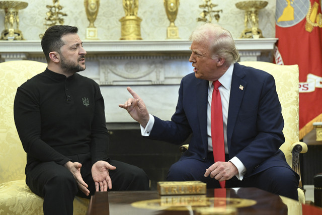 Presiden Amerika Serikat Donald Trump berbincang dengan Presiden Ukraina Volodymyr Zelensky saat melakukan pertemuan kenegaraan di Gedung Putih, Washington DC, Amerika Serikat, Jumat (28/2/2025). Foto: Saul Loeb/AFP