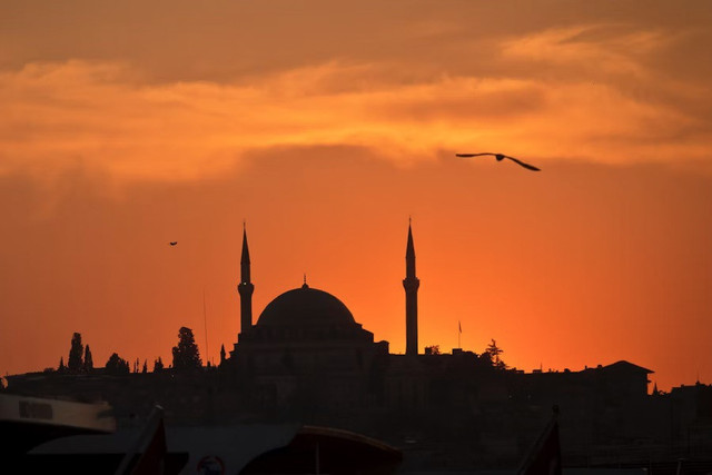 Jadwal imsakiyah Ramadhan 2025 Jawa Tengah. Foto hanya ilustrasi, bukan tempat yang sebenarnya. Sumber: Unsplash/Simon Infanger