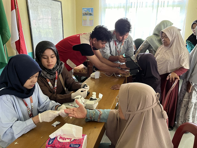 Mahasiswa Kesehatan KKN UNAND Melakukan Pemeriksaan GDS dan Tekanan Darah Gratis untuk Lansia Nagari Pauh Kamang Mudiak, Agam, Jumat (31/01/2025) Foto: Dok. Pribadi