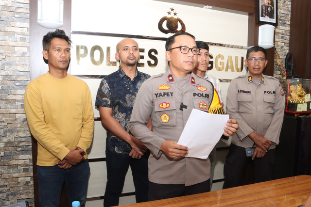 Wakapolres Sanggau bersama Kasat Reskrim dan Kasi Humas Polres Polres Sanggau memberikan penjelasan kepada awak media. Foto: Dok. Humas Polres Sanggau