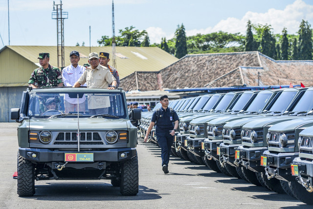 Menteri Pertahanan Sjafrie Sjamsoeddin bersama Kapolri Jenderal Listyo Sigit Prabowo, Panglima TNI Jenderal Agus Subiyanto, saat serah terima kendaraan maung di Bandara Husein Sastranegara, Bandung, Jawa Barat, Sabtu (1/3/2025). Foto: Raisan Al Farisi/ANTARA FOTO