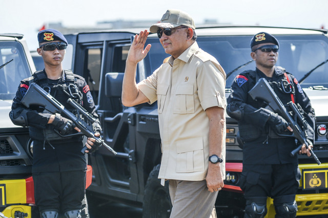 Menteri Pertahanan Sjafrie Sjamsoeddin memberikan hormat saat serah terima kendaraan maung di Bandara Husein Sastranegara, Bandung, Jawa Barat, Sabtu (1/3/2025). Foto: Raisan Al Farisi/ANTARA FOTO