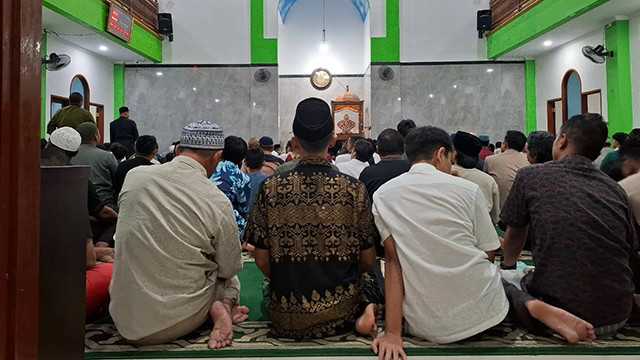 Jemaah Masjid Rabbani di Kota Manado, melaksanakan Salat Tarawih pertama, Jumat (28/2). 