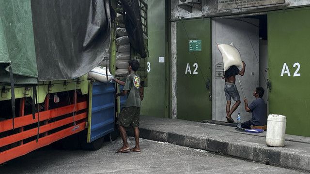 Pekerja mengangkat Beras di Pasar Induk Beras Cipinang, Jakarta Timur, Sabtu (1/3/2025). Foto: Rayyan Farhansyah/kumparan