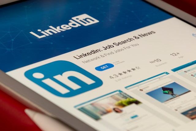 Cara Mengisi Linkedin untuk Fresh Graduate. Foto Hanya Ilustrasi, Bukan Sebenarnya. Sumber Foto: Unsplash.com/Souvik Banerjee