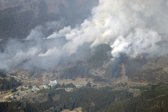 Suasana kebakaran hutan di salah satu gunung di Ofunato, Prefektur Iwate, Jepang, Jumat (28/2/2025). Foto: Kyodo/via REUTERS