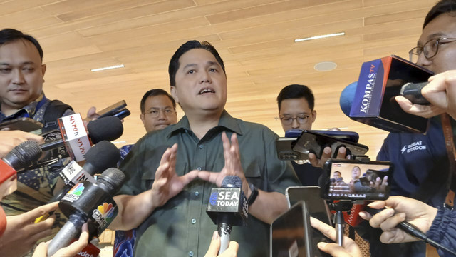 Menteri BUMN Erick Thohir melakukan pengecekan di fasilitas pada Terminal 2F, Bandara Soekarno-Hatta, Tangerang, Sabtu, 1 Maret 2025. Di mana, terminal 2 F dikhususnya pada layanan jamaah umrah dan haji. Foto: Dok. kumparan