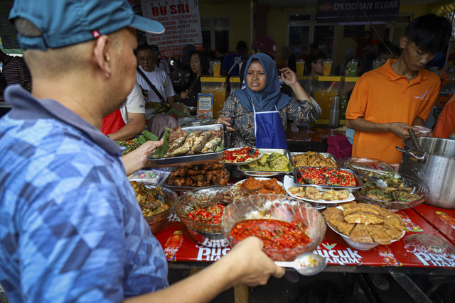 Sejumlah pedagang menawarkan dagangannya kepada pembeli saat Bazar Takjil di Bendungan Hilir, Jakarta, Sabtu (1/3/2025). Foto: Iqbal Firdaus/kumparan