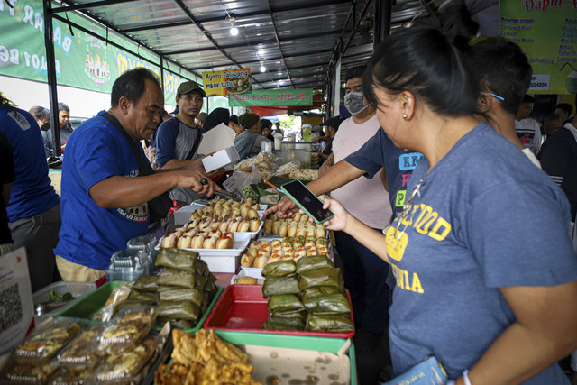 Sejumlah pedagang menawarkan dagangannya kepada pembeli saat Bazar Takjil di Bendungan Hilir, Jakarta, Sabtu (1/3/2025). Foto: Iqbal Firdaus/kumparan