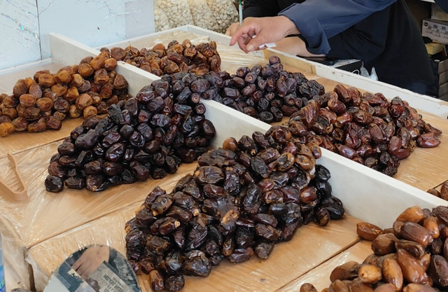 Calon pembeli melihat sejumlah jenis kurma di Toko Al Abira di Pasar Tanah Abang, Jakarta, Sabtu (1/3).  Foto: Widya/kumparan