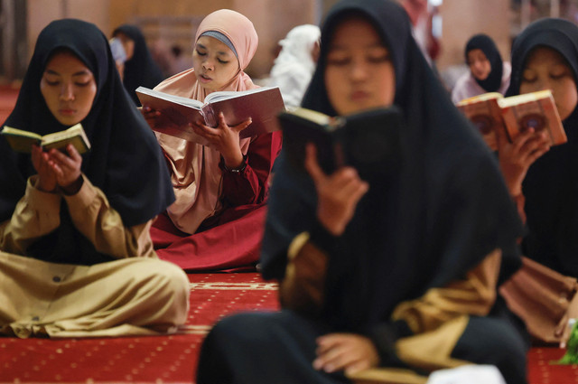 Wanita Muslim Indonesia mengaji di Masjid Agung Istiqlal saat bulan suci Ramadhan di Jakarta, Indonesia, 1 Maret 2025. Foto: REUTERS/Ajeng Dinar Ulfiana