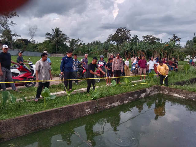 TKP balita tenggelam di kolam ikan Desa Tegalsari, Kecamatan Gadingrejo, Kabupaten Pringsewu, Lampung. | Foto: Dok Humas Polres Pringsewu