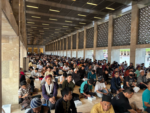 Suasana buka puasa bersama di Masjid Istiqlal, Jakarta pada Sabtu (1/3) Foto: Abid Raihan/kumparan