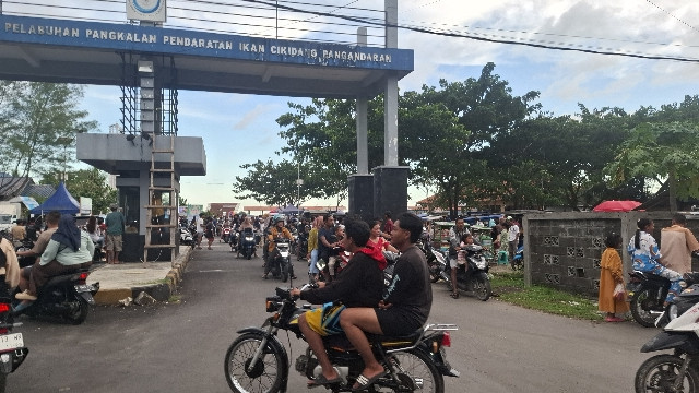 Gambar Suasana Ngabuburit di Pangandaran (Dokumentasi Pribadi Galang Ikhwan AS)