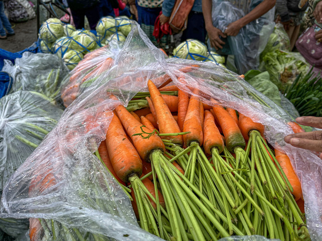 Wortel Berastagi di Pasar Roga, Kecamatan Berastagi, Kabupaten Tanah Karo, Sumut, Sabtu (1/3). Foto: Tri Vosa/kumparan